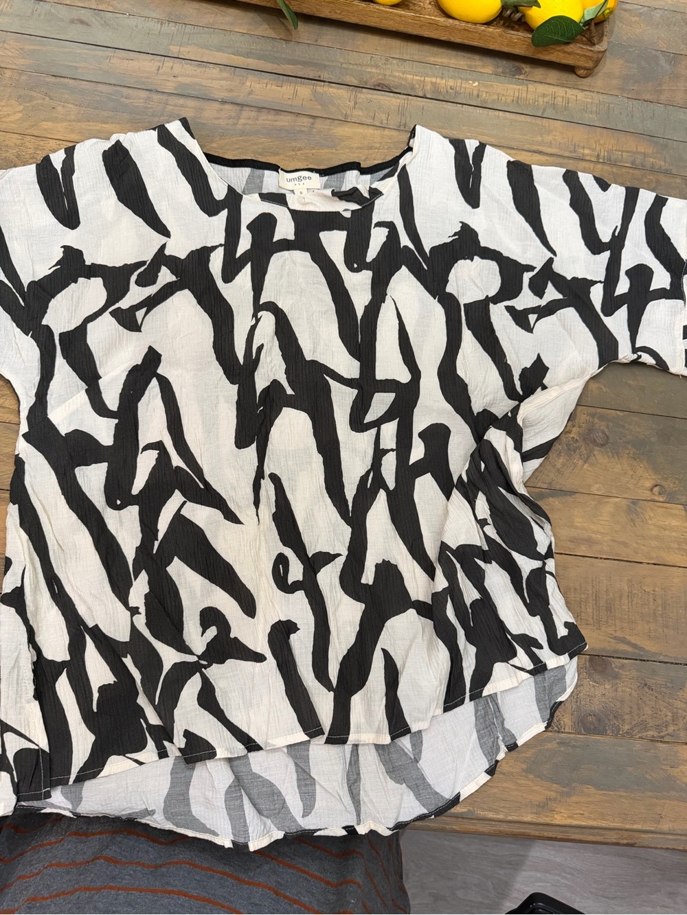Umgee Black and White Abstract Brushstroke Tunic
